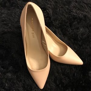 Adorable must have nude pumps 👠